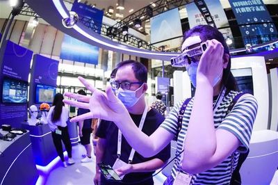 元宇宙展区 消费级AR眼镜、孪生数字人、云蹦迪——探秘今年世界人工智能大会的沉浸式新应用